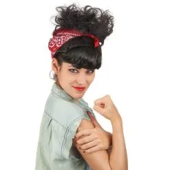 Perruque Noire Années 50 Avec Foulard Rouge